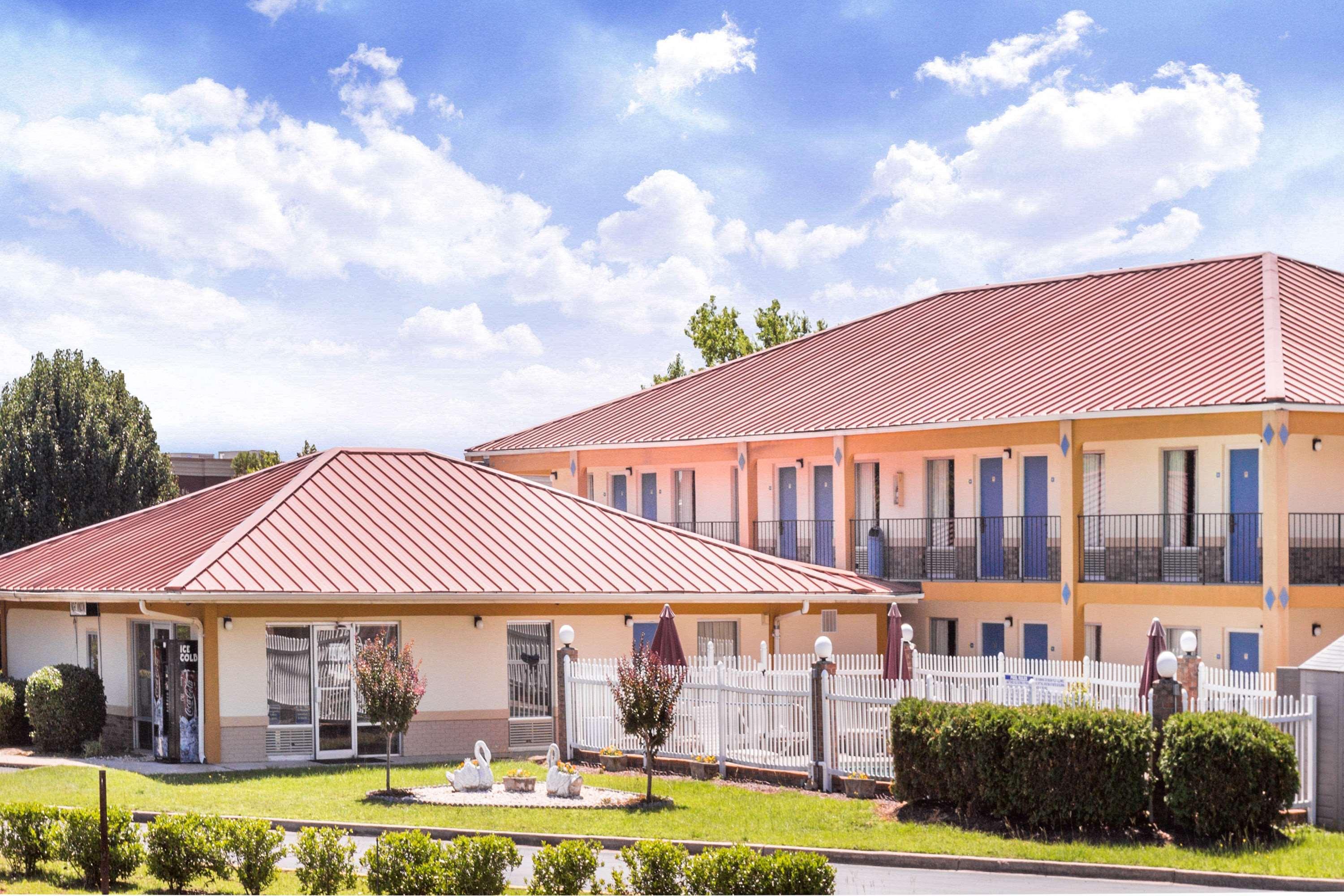 Days Inn By Wyndham Augusta Wheeler Road Exterior photo